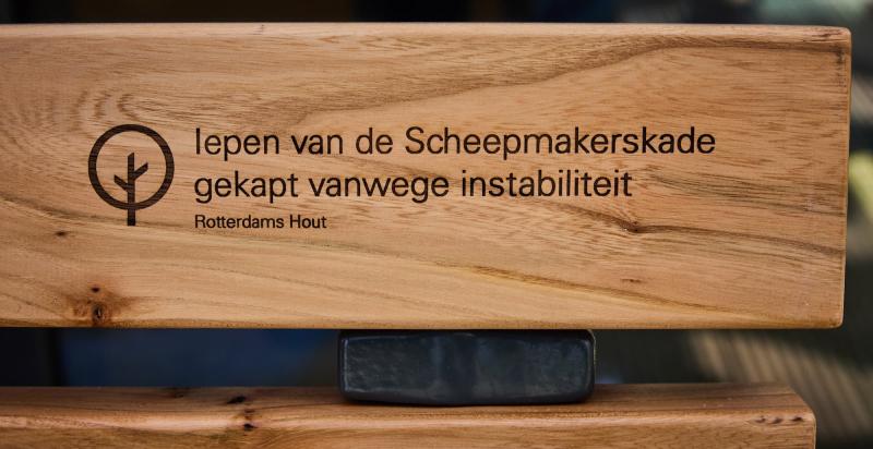 Op dit stuk hout staat van welke boom het is gemaakt