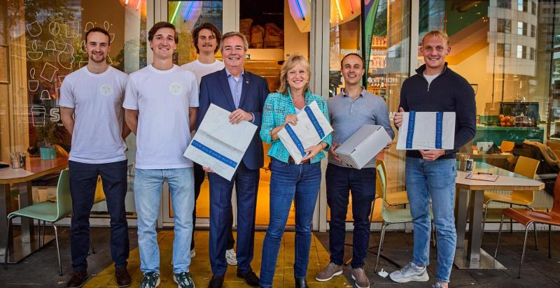 De hele groep met de verpakkingen voor het gebouw