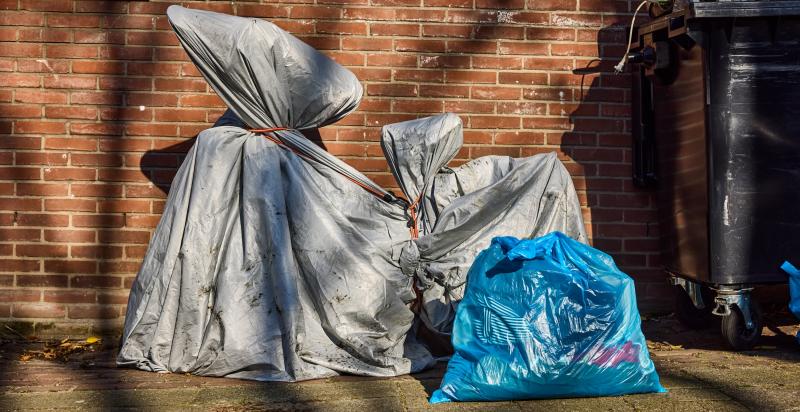 Vuilniszakken op straat met daarin ingezameld afval uit een buurt.