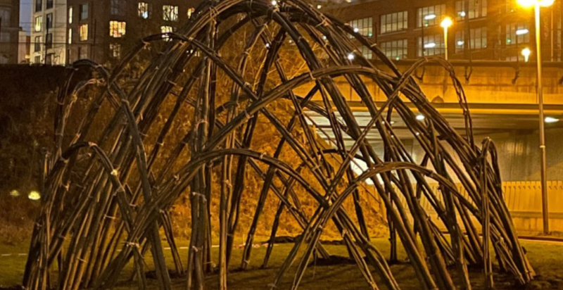 Een van wilgentakken gevlochten dome