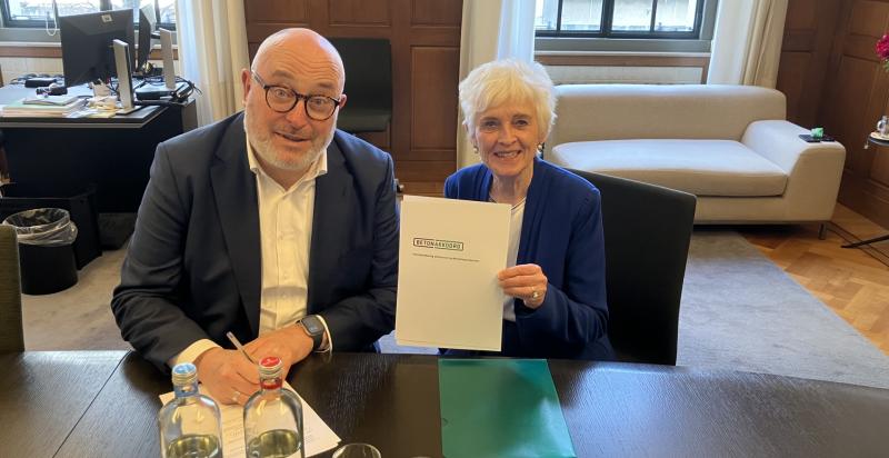 Wethouder Lansink-Bastemeijer en Jacqueline Cramer, voorzitter van het betonakkoord, ondertekenen een overeenkomst.