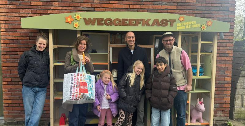 Groep mensen poseren voor de weggeefkast