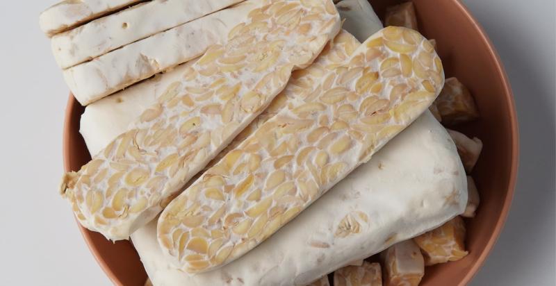 Een bord met zelfgemaakte tempeh.