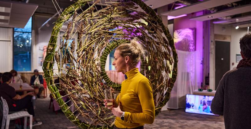 vrouw staat voor takken