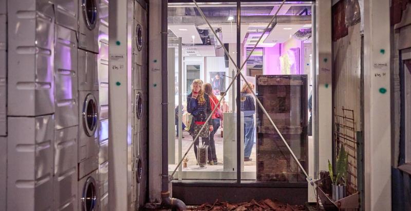 De HER van buiten af en binnen staat een vrouw