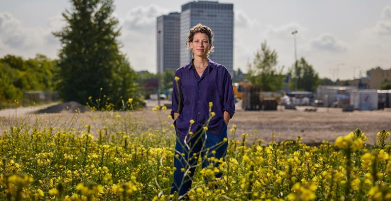 Sophie Duran van de gemeente Rotterdam met MH4 op de achtergrond.