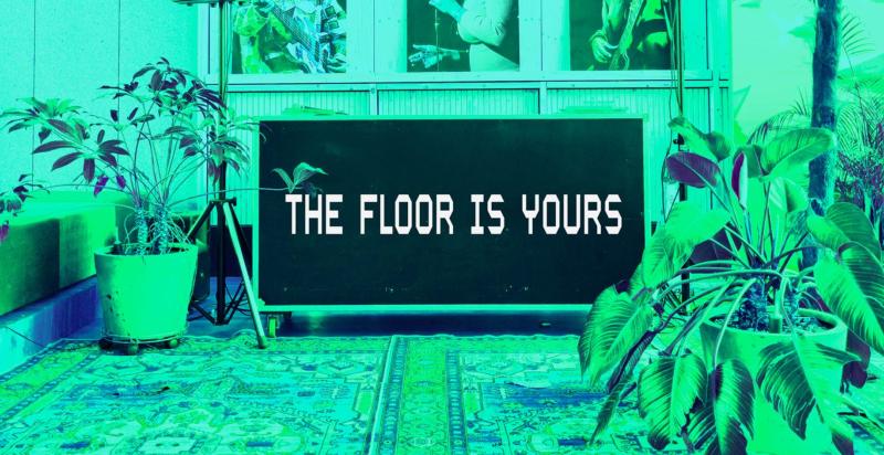 Tekst The Floor Is Yours op een bord in een kamer voorzien van planten en kleden