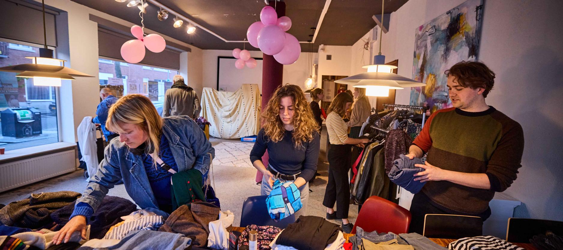 mensen bij een kledingruil