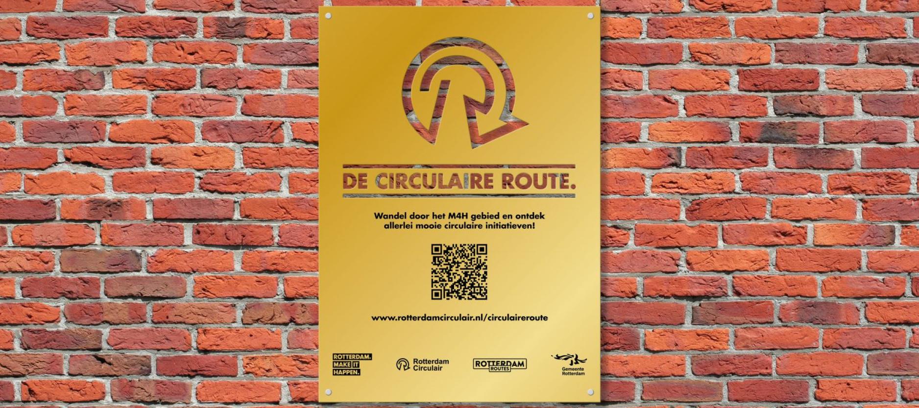 goud bordje op stenen muur, met QR code