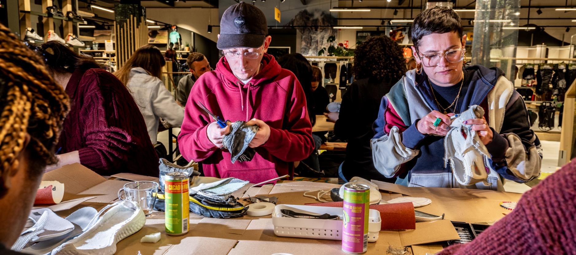 Twe mensen repareren sneakers