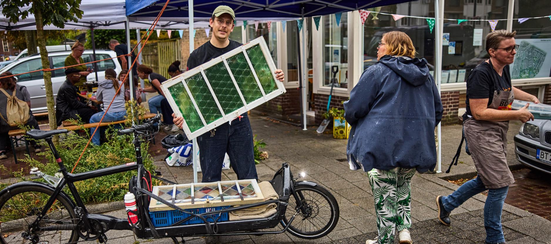 Man toont een oud raamkozijn.