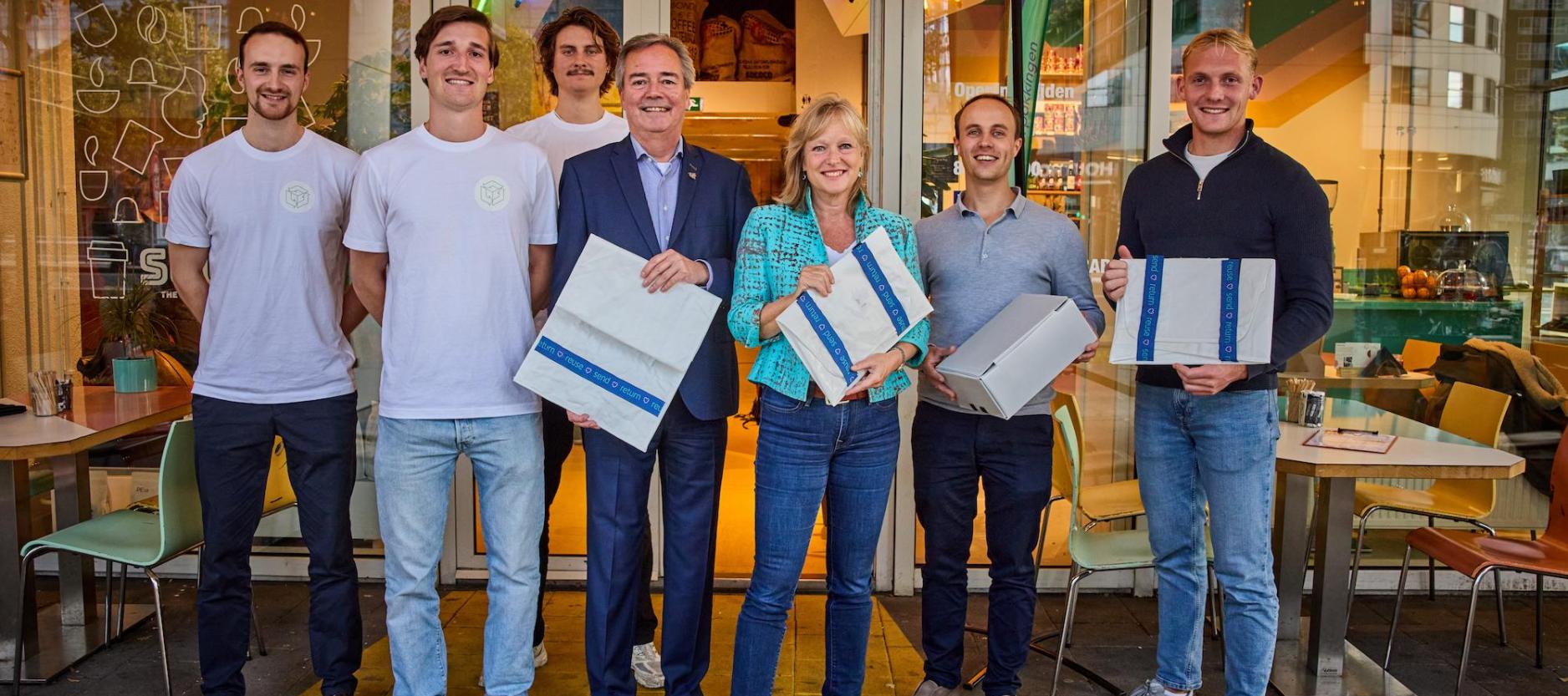 De hele groep met de verpakkingen voor het gebouw