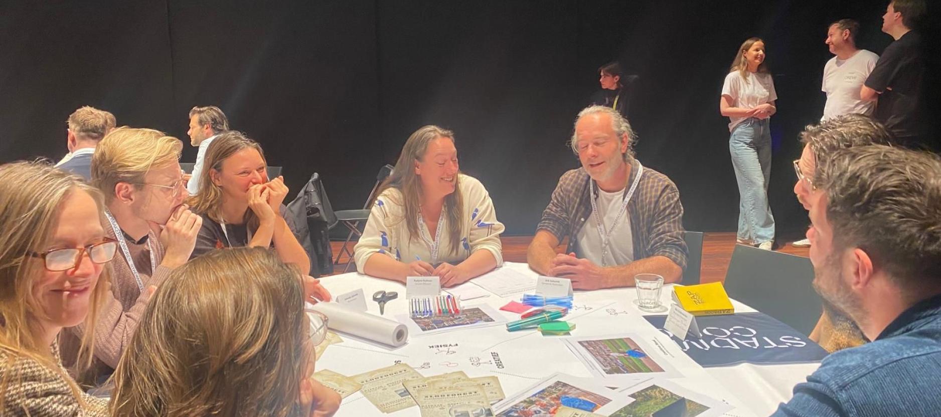 Een groep stadsmakers aan de slag tijdens het congres