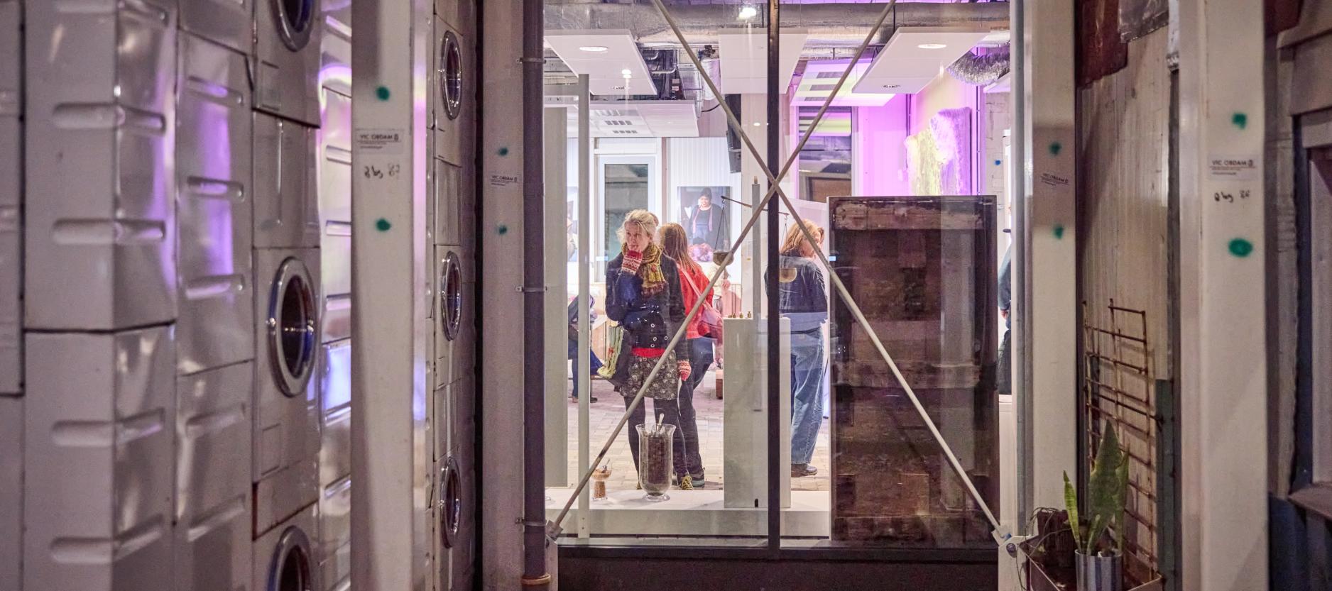 De HER van buiten af en binnen staat een vrouw