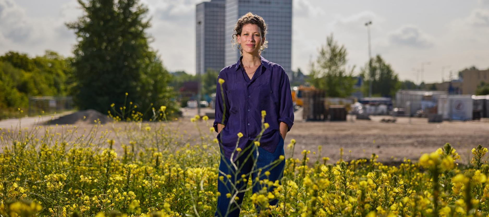 Sophie Duran van de gemeente Rotterdam met MH4 op de achtergrond.