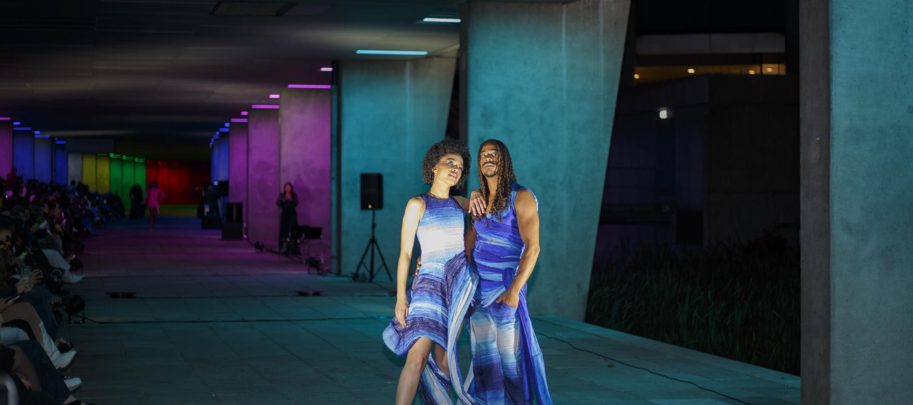 Twee modellen in duurzame kleding