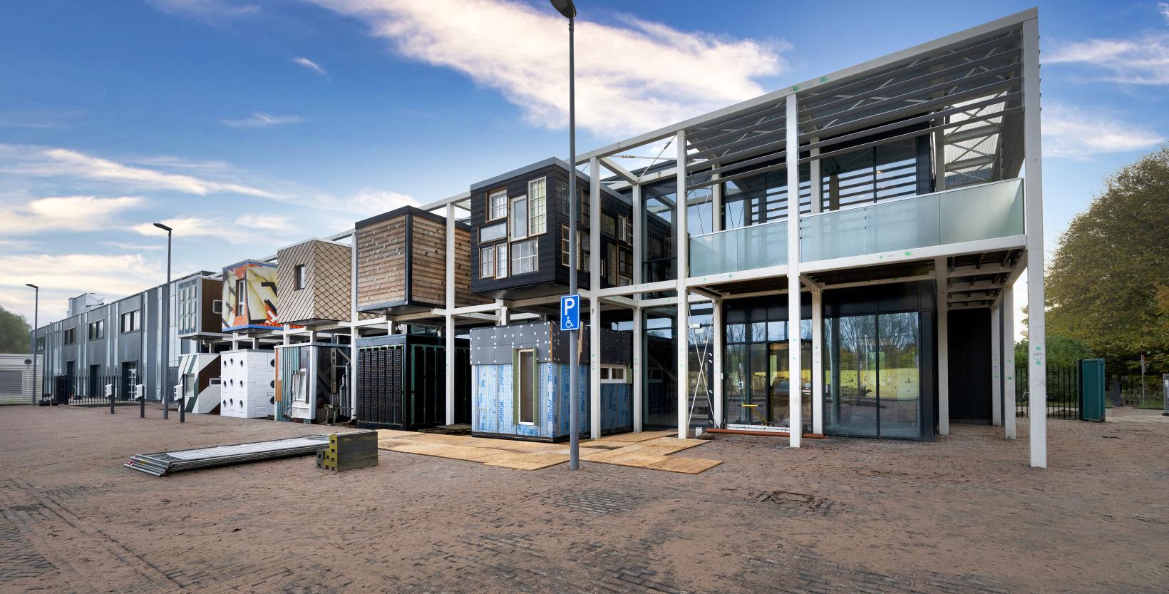 Foto van de voorgevel van circulair gebouw De HER.