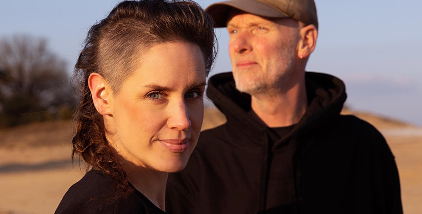 Man en vrouw is zand landschap