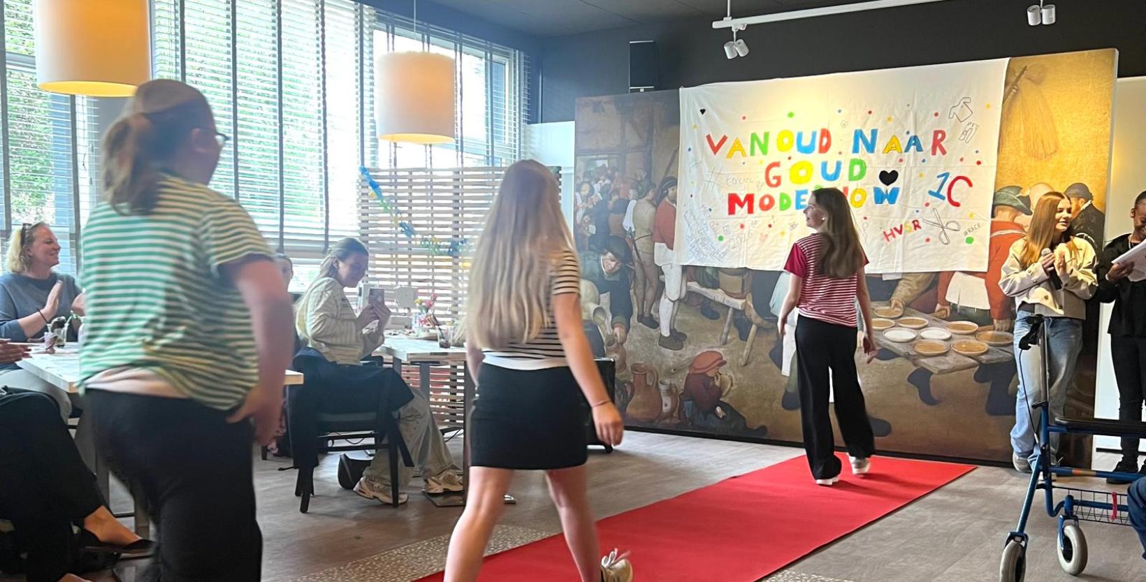 Leerlingen van de Horeca Vakcollege Rotterdam lopen over de rode loper